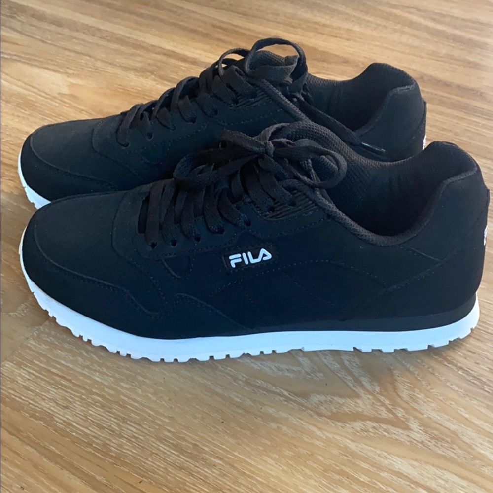 New Fila Machu Sneakers Size 9